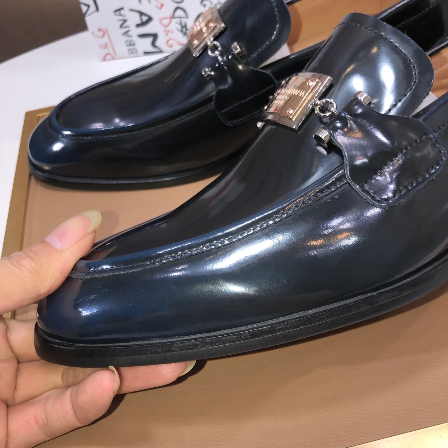 Ex-factory price 500💰DG top quality🔍🔍men's new leather shoes🚹Sold simultaneously at counters⚠Shoe uppers are imported cowhide from Italy, fully imported cowhide lining, imported accessories💪💪, completely 1⃣️ to 1⃣️replica🇮🇹 💪💪, ⚠Sole: The original sole is specially provided by the original factory, the exclusive movable molded sole is super comfortable, ⚠The original factory follows the order, 🔍🔍high quality, you can enter and exit the counter at will, welcome to compare ⚠Number of sizes: 38-44 (45 customized)